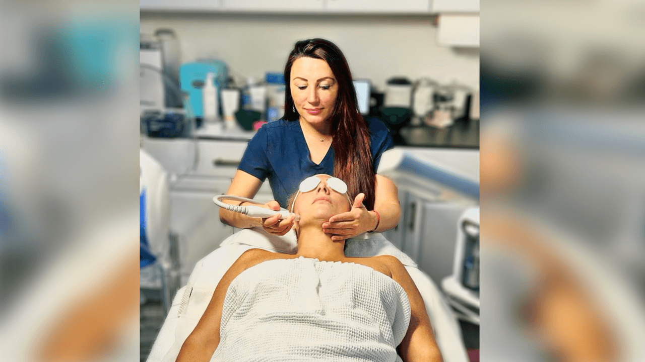 Dra. Luz Adriana Rojas Arias realizando una sesión de intervención facial.
