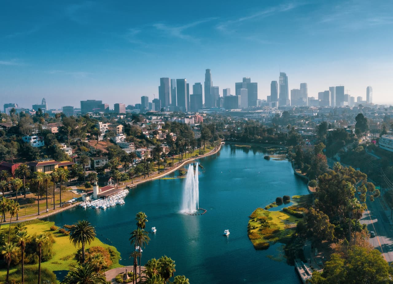 <h3 class="cms-H3-H3">9. Los Ángeles, California </h3>
<br>
<br>En 2019, esta afamada ciudad mundial recibió
<b>a más de 50 millones de turistas</b> que essperaban ansiosos disfrutar de multicutural oferta en distintos rubros.
<br>
<br>Ahora, tras el paso de la pandemia y sus estragos, el mismo encanto que atrae al turismo
<b>se posiciona para revertir un espantoso 2020</b> y que Los Ángeles vuelva a relucir con brillo propio.
<br>
<br>Por eso -adaptados con distancia y con infraestructuras al aire libre-, las playas, los estudios de cine, museos, la posibilidad de ver a estrellas de la farándula caminando por la calle y las múltiples ofertas de ocio en todo su territorio
<b>se alistan para reclamar su lugar en el mundo. </b>
<br>
<br>
<br>
