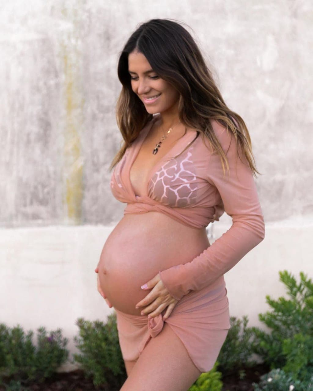 Hace dos semanas, al pie de esta imagen, la modelo australiana escribió: "Estoy casi al final de este embarazo y 
<b>tengo sentimientos encontrados</b> al respecto”.