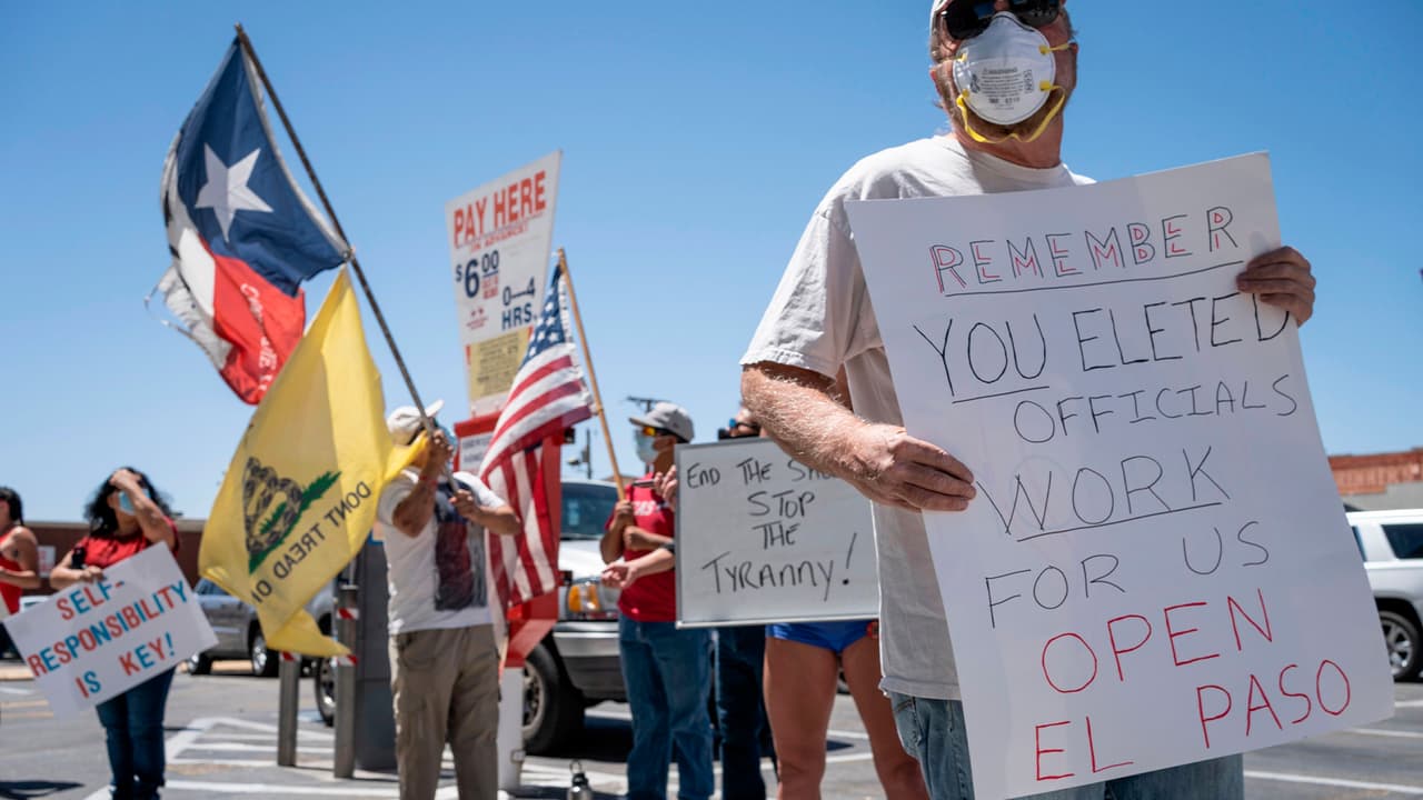 Desde esta semana, el gobernador Abbott comenzó un plan para reabrir 
<a href="https://www.univision.com/local/houston-kxln/parques-de-texas-reabren-este-lunes-aunque-con-algunas-restricciones-por-el-coronavirus">parques estatales</a>, permitir cirugías no esenciales y abrir los 
<a href="https://www.univision.com/local/houston-kxln/reabren-seis-centros-comerciales-del-area-de-houston-pero-con-restricciones-por-el-coronavirus">centros comerciales</a> aunque los consumidores solo pueden ir y recoger sus compras por autoservicio.