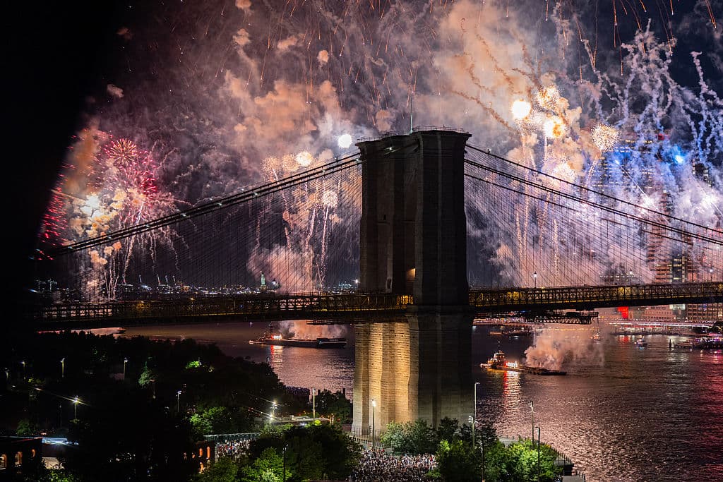 Algunos de los fuegos artificiales lograron una altura de 300 metros.