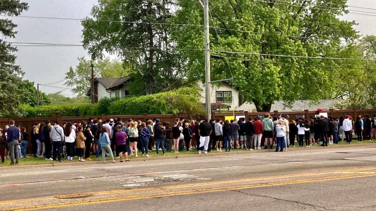 Para este jueves, 
<b>cientos de personas </b>se hicieron presentes en el altar colocado en memoria de los jóvenes.