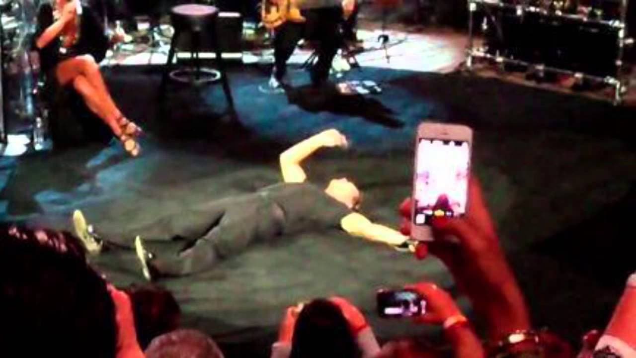 <b>'El Sol de México'</b> también fue afectado por el alcoholismo que lo llevó a cancelar varias presentaciones y recibir demandas por incumplimiento de contratos en el 2017, sin olvidar que algunas veces se le vio borracho en el escenario.