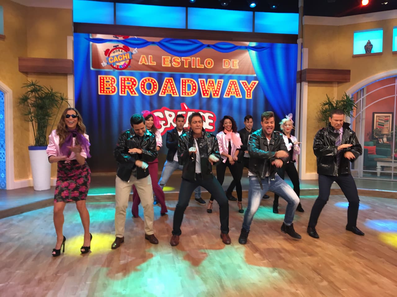 ¡Miren nada más que estilo! Johnny Lozada y Alan Tacher nos sorprendieron con su cadencia para sacar brillo al piso.