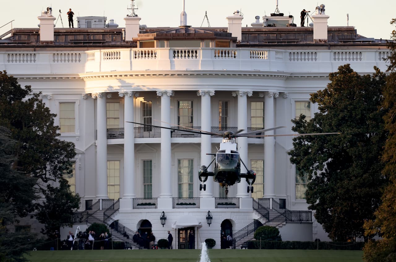 El espacio interior del Marine One alcanza nada menos que 200 pies cuadrados, ideales para amplias reuniones con funcionarios o diplomáticos, tanto de Estados Unidos como de otros países.