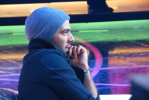 Mientras, Jencarlos está perdido en sus pensamientos.