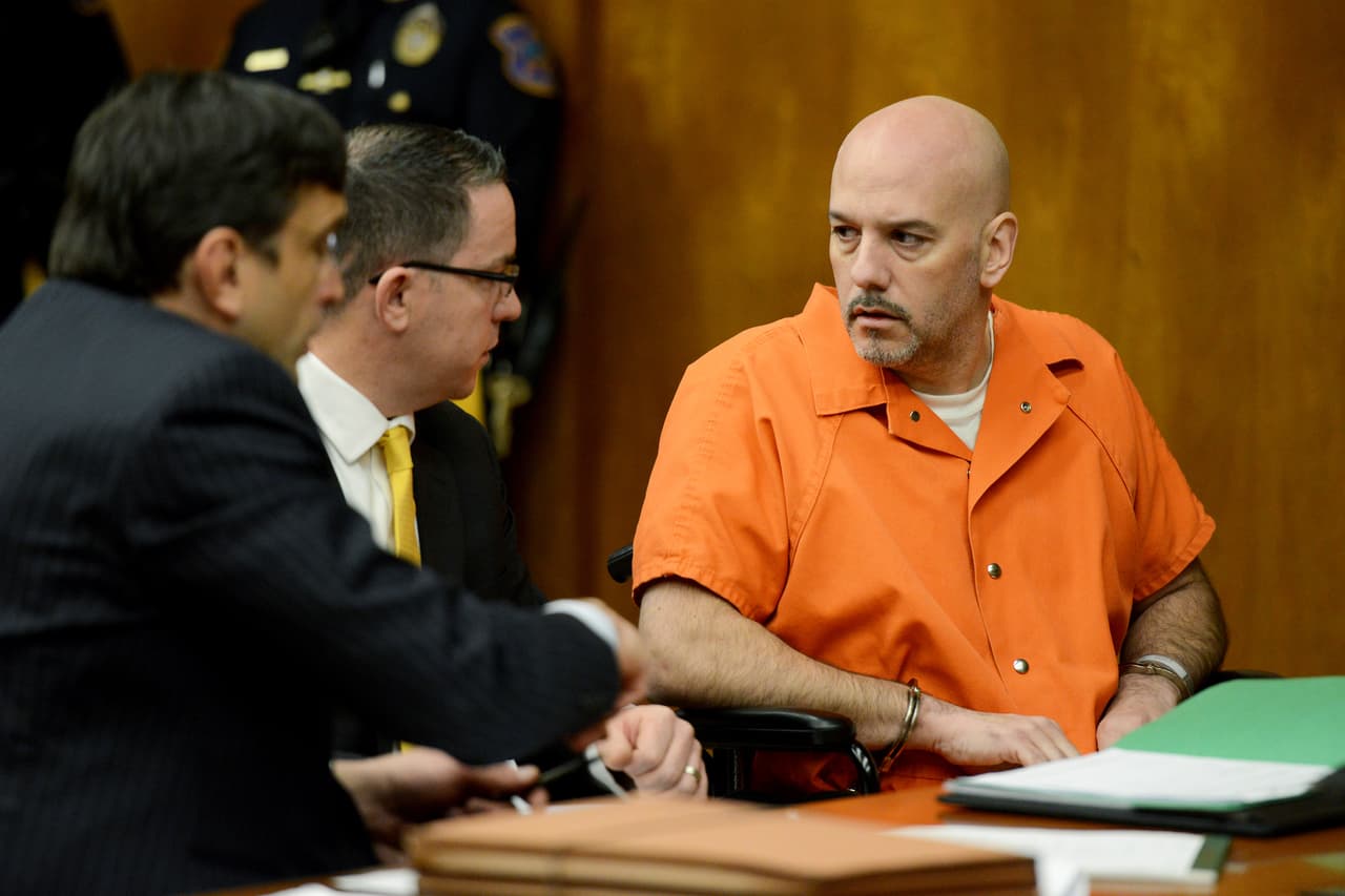 Exoficial de NY se declara no culpable por el asesinato de su exnovia con un machete