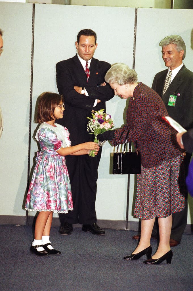 Valentina Martínez, hija de la supervisora del condado Gloria Molina, fue parte del comité de recepción de la reina, durante su visita en 1995.
<br>