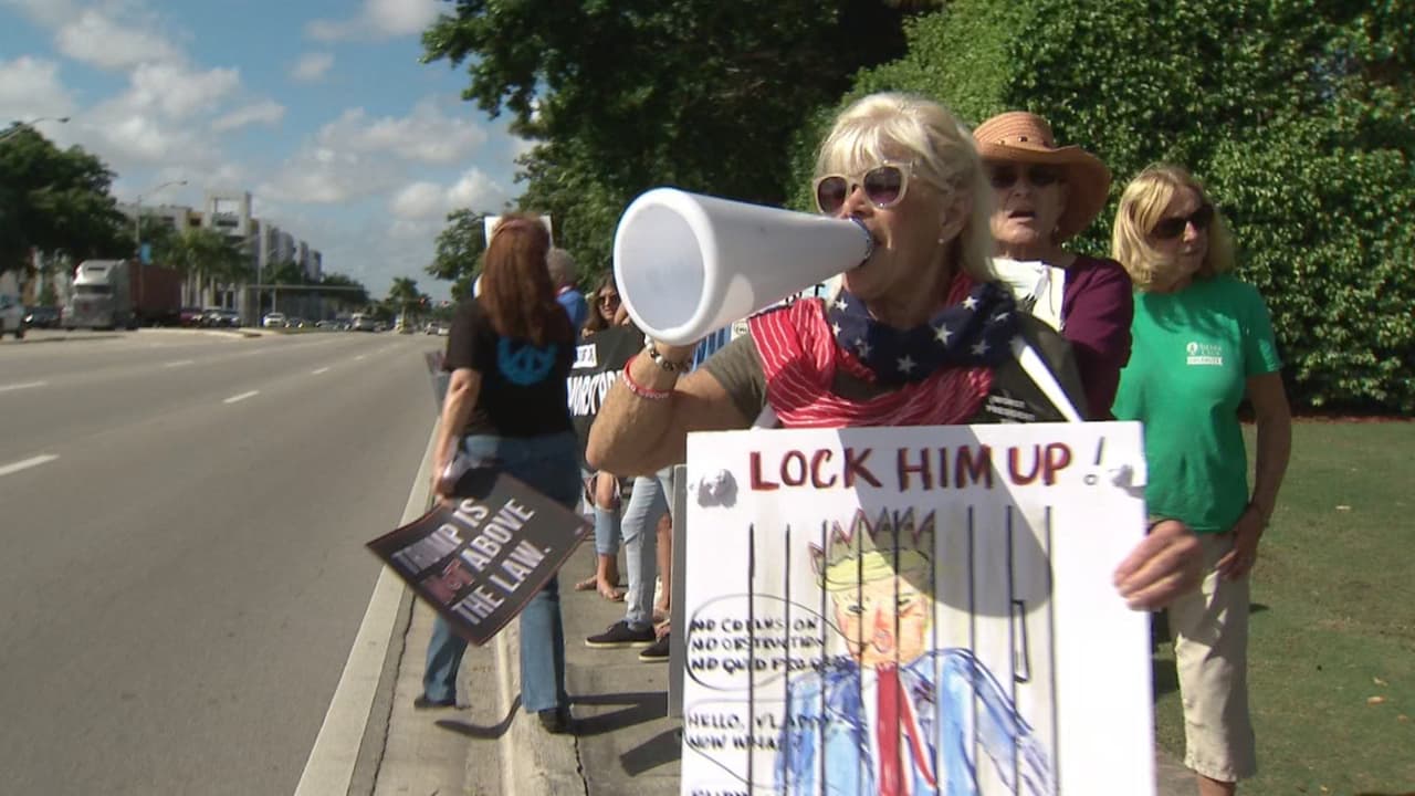 La manifestación ocurre a menos de 24 horas de que la Cámara de Representantes vote para acusar al presidente por abuso de poder, en el caso de la ayuda militar a Ucrania. 
<br>