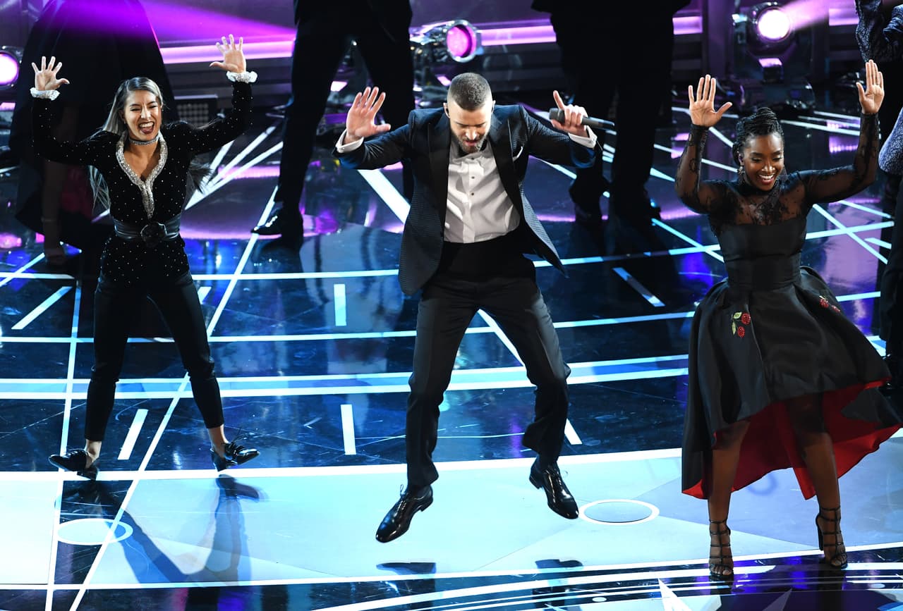 El acto musical de apertura corrió a cargo de Justin Timberlake quien puso a bailar a los invitados a ritmo de su canción "Can't stop the feeling".