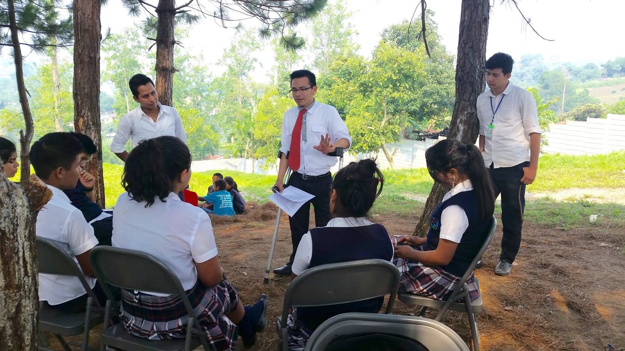 Reunión de orientación con los estudiantes interesados en la educación técnica en una escuela de bajos ingresos en Cobán, Guatemala.