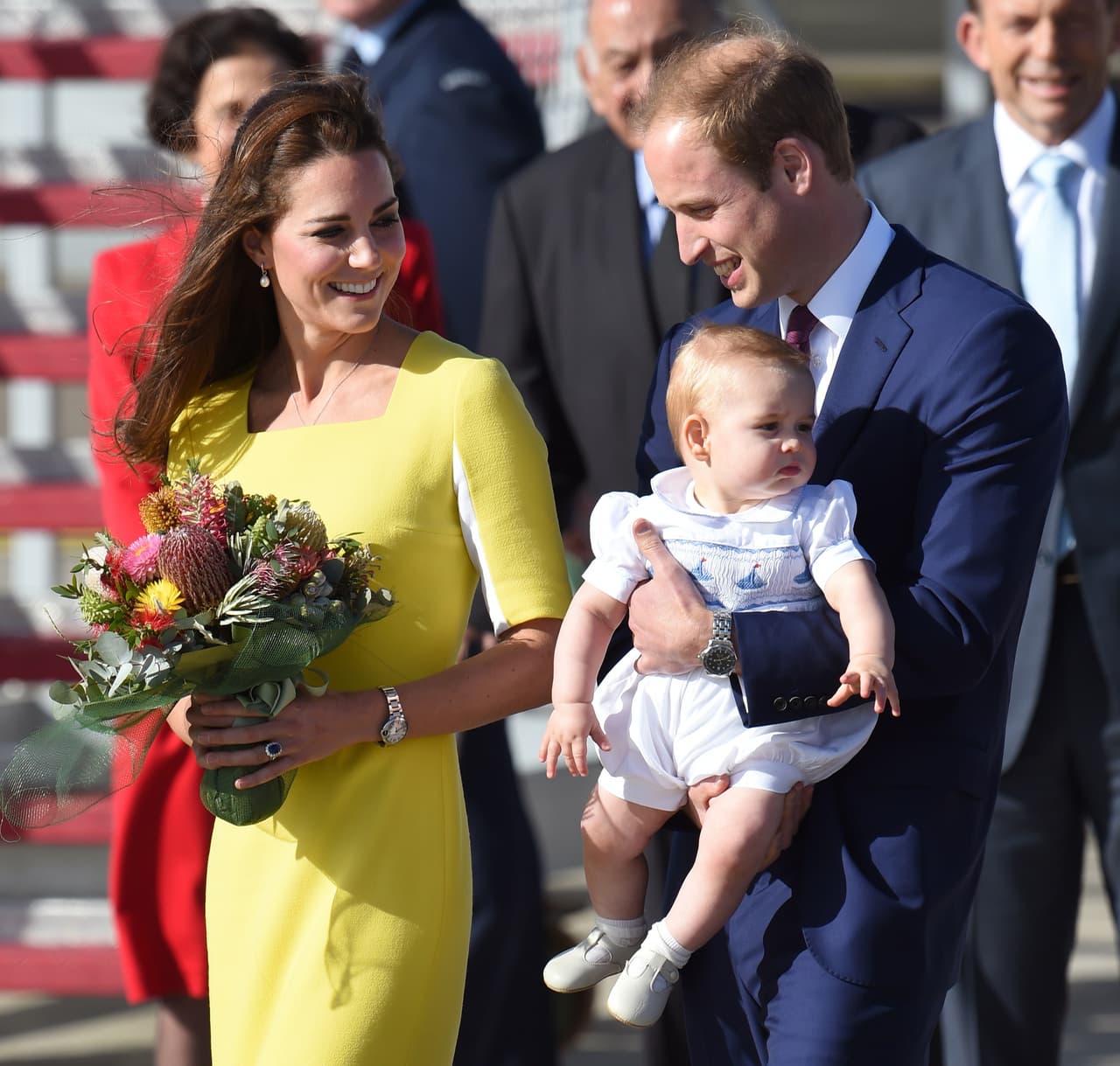 Y es que la playera de fútbol que porta el primogénito del príncipe William en dos de los 
<b><a href="https://www.univision.com/famosos/el-principe-george-cumplio-6-anos-y-kate-middleton-lo-retrato-chimuelo-fotos" target="_blank">tres nuevos retratos</a></b> que compartieron los duques de Cambridge en su cuenta de 
<b><a href="https://www.instagram.com/kensingtonroyal/" target="_blank">Instagram, </a></b>con motivo de su cumpleaños número seis el pasado 22 de julio de 2019, causaron indignación entre algunas personas.