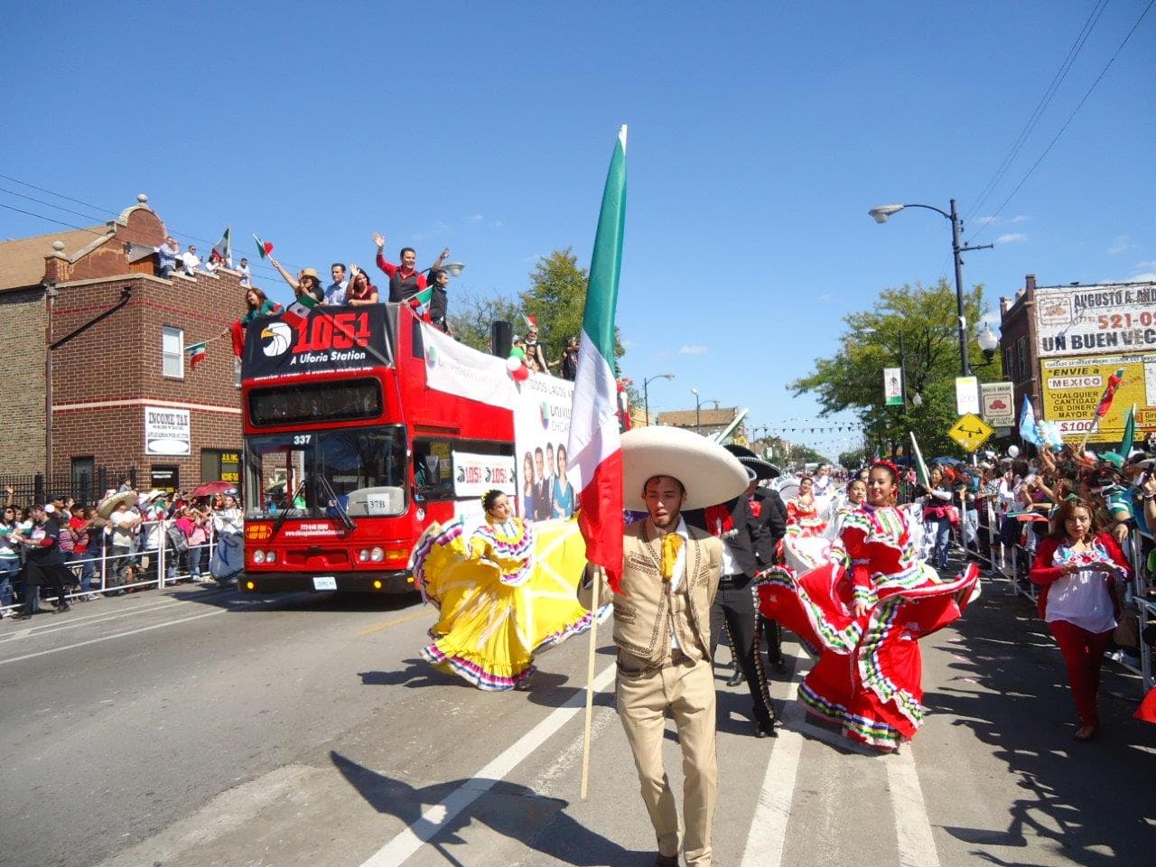 El desfile en La Villita, que se ha realizado durante más de 40 años y genera un derrame económico de 6 millones de dólares, dejará de celebrarse, lo cual afectará a muchas personas de la zona. Esto contrasta con la celebración llena de color y alegría que se vive en México.