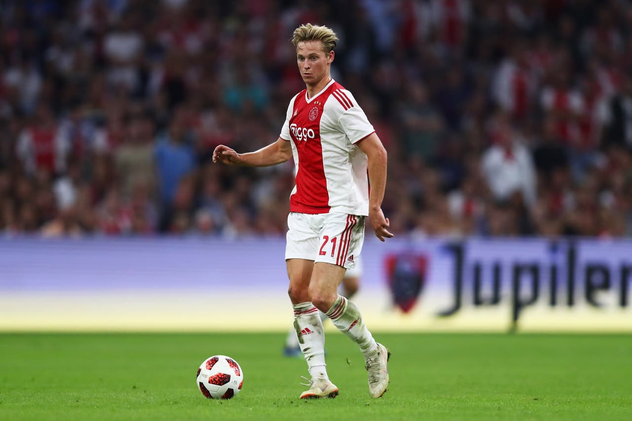 El joven holandés Frenkie de Jong, vinculado con anterioridad al Barcelona, tendría listo un acuerdo con el PSG para unirse en enero al club.