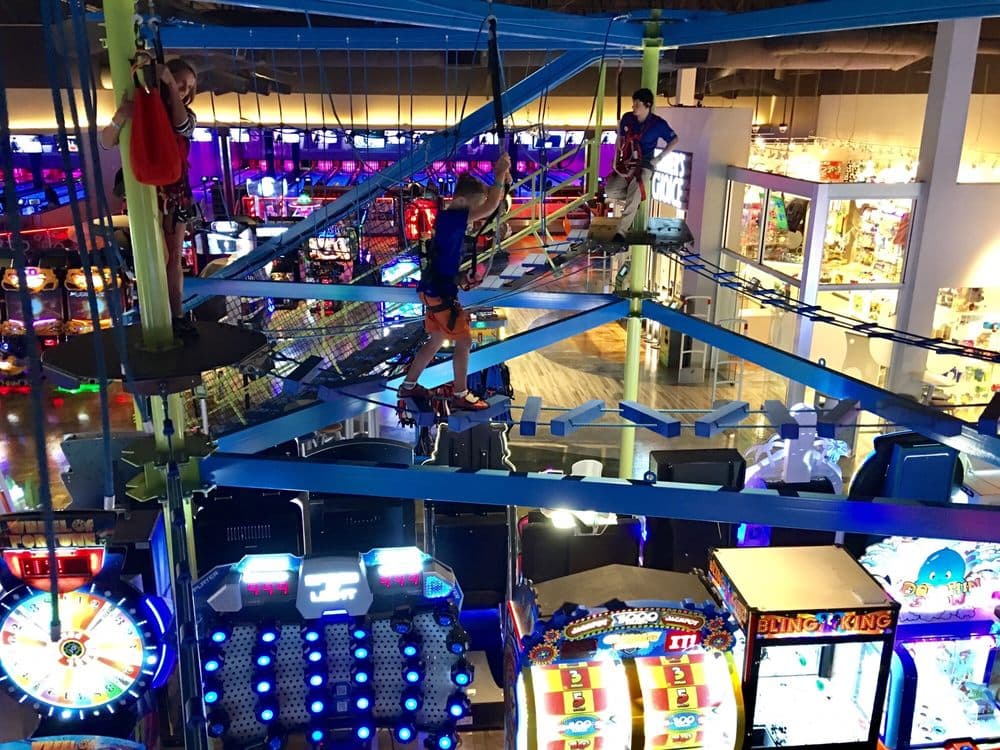 <b>Main Event (Alpharetta)</b>
<br>
<b>Dirección</b>: 10700 Davis Dr. Alpharetta, GA
<br>
<b>Teléfono</b>: (770) 521-9100
<br>
<b>Sitio web</b>: 
<a href="https://mainevent.com">https://mainevent.com</a> 
<br>
<b><a href="https://www.yelp.com/map/main-event-alpharetta-alpharetta">Cómo llegar</a></b>
<br>
<br>Las atracciones incluyen bolos de última generación, juegos láser de varios niveles, una galería de juegos arcade que presenta más de 100 de los últimos videojuegos interactivos y más actividades para niños y adultos.