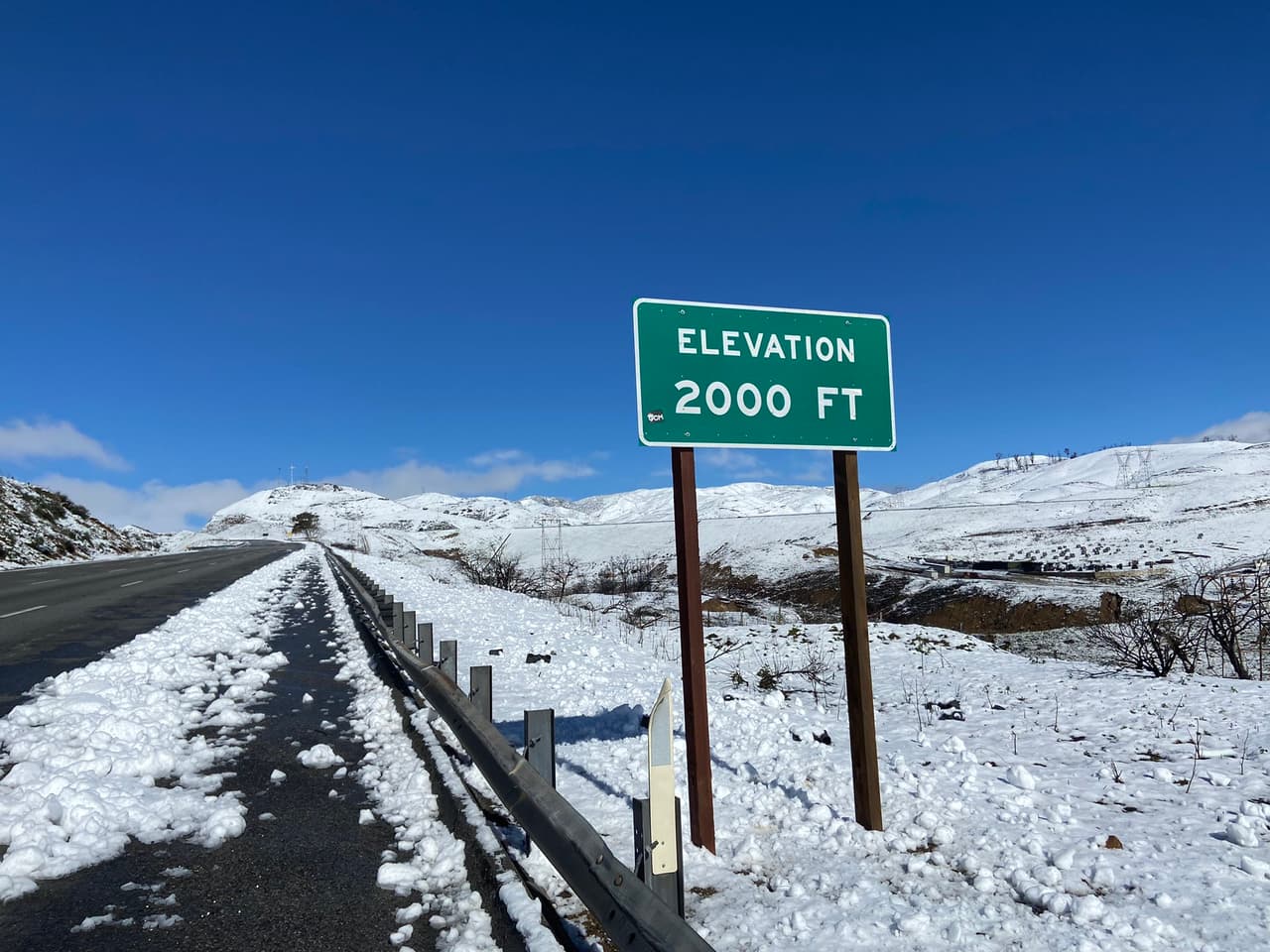 Esta imagen del Distrito 7 de Caltrans muestra una panorámica de las condiciones en la zona de Greapvine a 2,000 pies de altura.