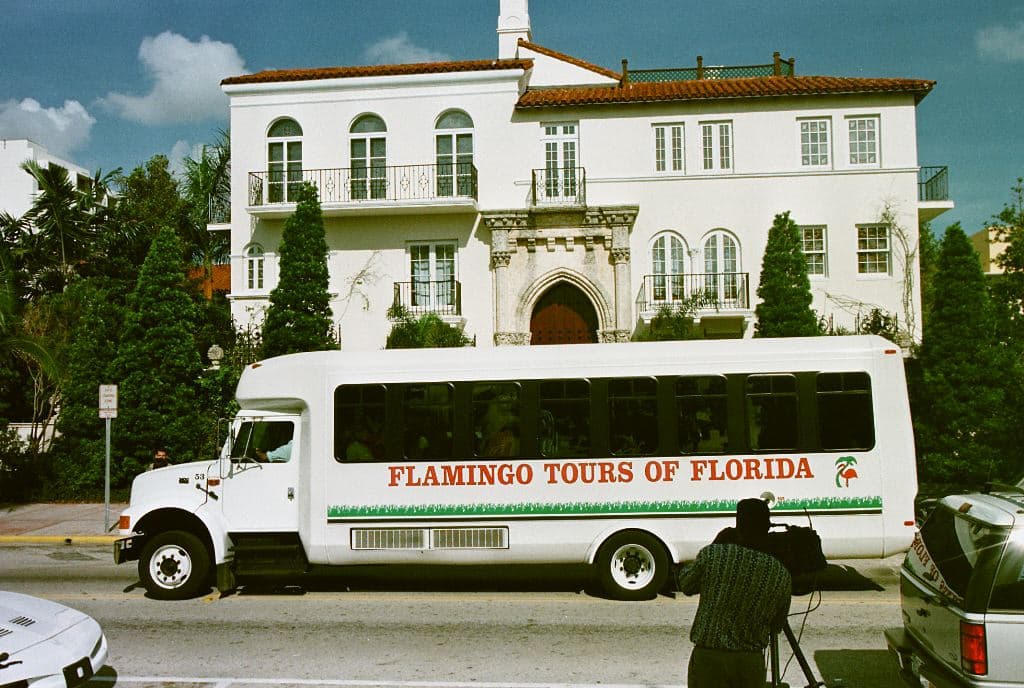 Si antes de que la tragedia tocara a sus puertas la mansión Versace era un punto turístico, después del asesinato del italiano en las escaleras de entrada, el interés de los turistas se multiplicó.
