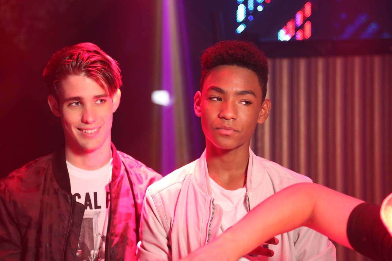 Abdiel, Fabyán, Alondra, Sofía, Verónica y Abel formaron la banda 
<b>Milenios</b>. “Cake by the ocean” fue el tema de su videoclip. Durante las grabaciones los chicos se diviertieron y hasta se sonrojaron al enterarse que había escena de beso.