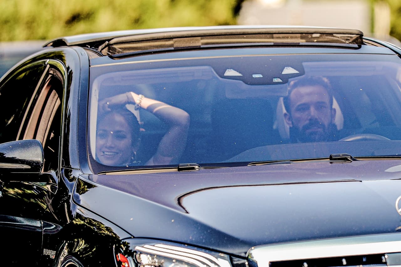 A ella 
<b><a href="https://www.univision.com/famosos/jlo-llega-los-angeles-ben-affleck-guadalupe-rodriguez-fotos" target="_blank">se le veía feliz</a> </b>en el asiento del copiloto en la que fue su reaparición al lado del artista tras el incidente de Venecia. 
<br>