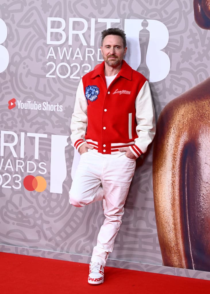 El DJ 
<b>David Guetta</b> eligió un relajado look en blanco y rojo.