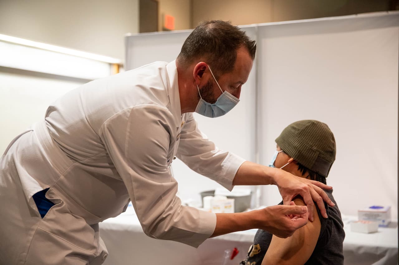 Este nuevo registro es el primero que realmente es operado por el 
<a href="https://www.phila.gov/programs/coronavirus-disease-2019-covid-19/vaccines/frequently-asked-questions/" target="_blank">Departamento de Salud Pública</a> de la ciudad. Su lanzamiento se produce pocas semanas después de que una empresa emergente llamada 
<a href="https://www.univision.com/local/philadelphia-wuvp/surgen-cuestionamientos-entre-filadelfia-y-la-organizacion-que-administraba-la-vacuna-covid-19-video">Philly Fighting COVID </a>a briera un portal similar que parecía estar afiliado a la ciudad.