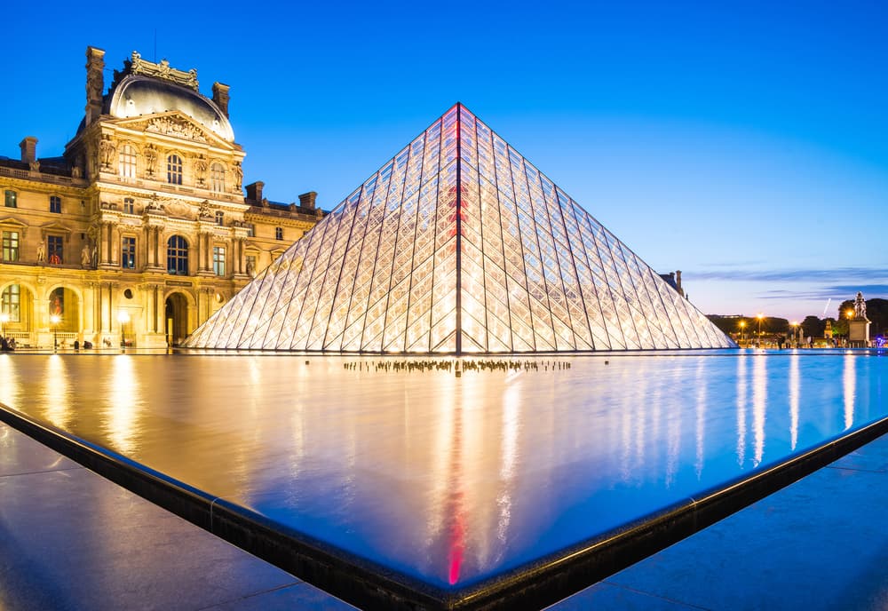 También tiene su papel en el arte puesto que al número dorado se le atribuye un carácter estético, o sea, dota de singular belleza y armonía a los objetos cuyas medidas guardan la proporción áurea.