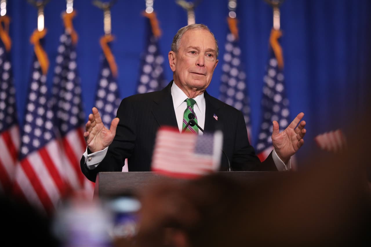 <b>Michael Bloomberg (Biden).</b> Hasta el 14 de septiembre el empresario había contribuido con más de mil millones de dólares al Partido Demócrata, incluyendo 18 millones que transfirió al Comité Nacional cuando se retiró de la contienda por la nominación. El 13 de septiembre dijo que aportaría 
<a href="https://www.univision.com/local/miami-wltv/michael-bloomberg-ayudara-a-biden-con-100-millones-para-ganar-en-florida"><u>100 millones más a la campaña de Biden para asegurar la victoria en Florida</u></a>. 
<br>