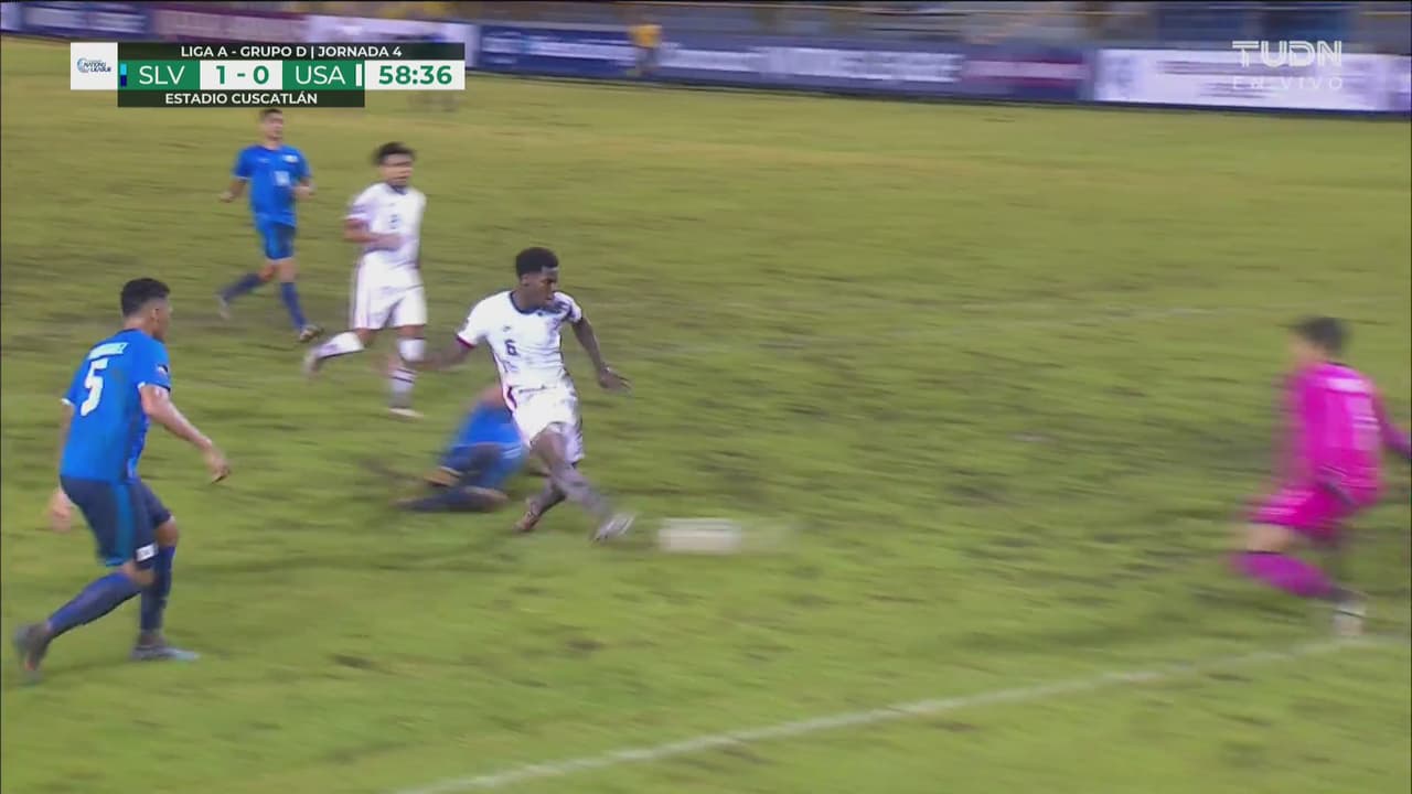 ¡Tenía el gol! Musah dispara frente al portero y deja ir el empate