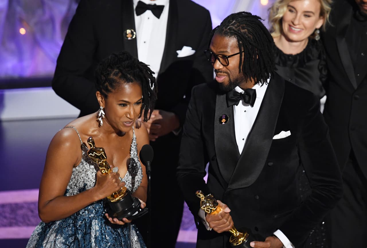 <b>"Un segundo acto" como el de Kobe Bryant</b>
<br>
<br>El escritor, director y productor Matthew A. Cherry y la productora Karen Rupert Toliver ganaron en la categoría Mejor corto animado por 'Hair Love'. Al terminar su discurso, Cherry dijo: "Este premio está dedicado a
<b>Kobe Bryant</b>. Que todos tengamos un segundo acto tan bueno como el suyo".
<b><a href="https://www.hollywoodreporter.com/behind-screen/hair-love-win-oscar-animated-short-1277941" target="_blank">Esta es la segunda vez que un atleta profesional gana en esta categoría</a></b>, Bryant la ganó en 2018 por 'Dear Basketball'.