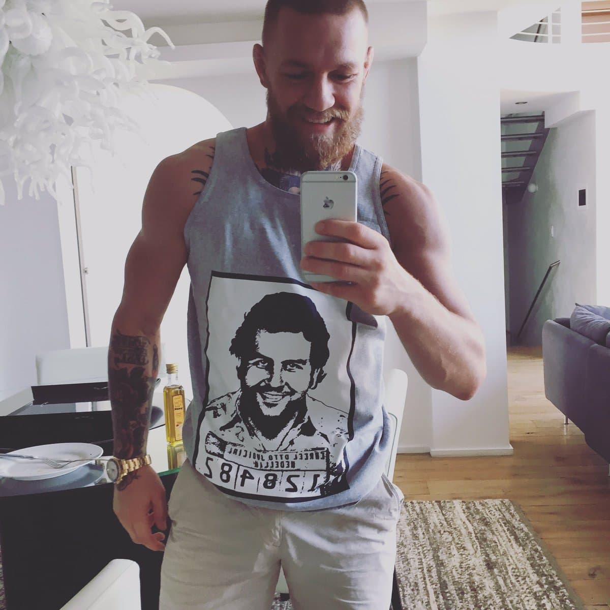 Conor McGregor se echa encima a los colombianos con polémica foto