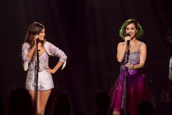 Katy Perry se pasea desnuda frente a Kacey Musgraves