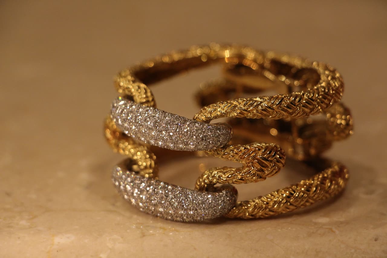 Esta pulsera de oro tejida con diamantes es parte del robo cometido en la casa del dueño de las prendas.
