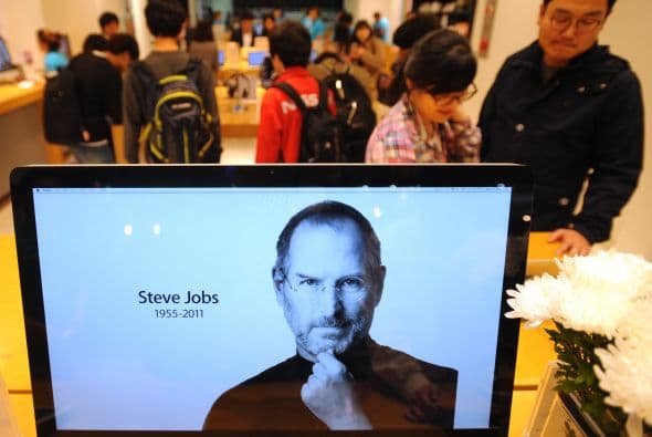 Miles de fanáticos en todo el mundo hicieron de las tiendas Apple un santuario para recordar el legado que dejó el visionario Steve Jobs.