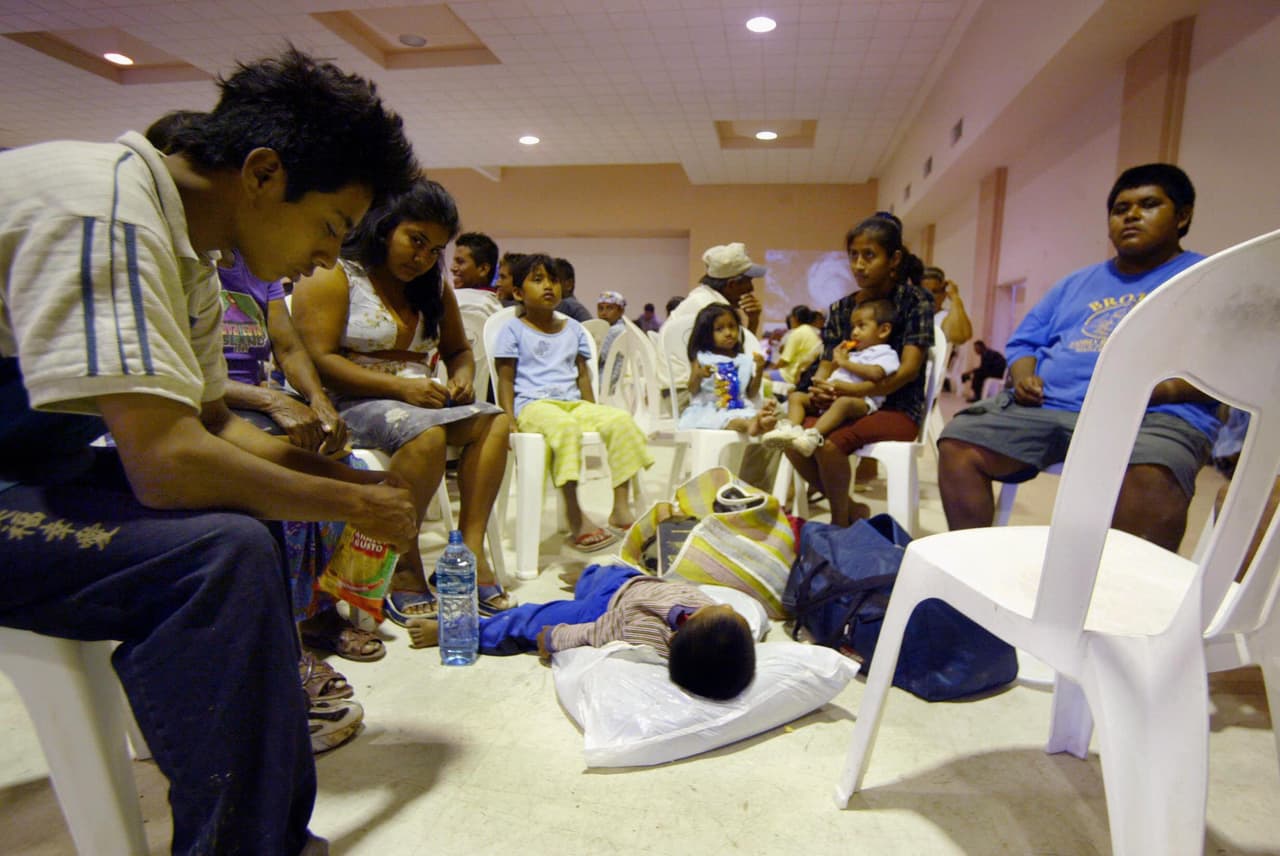 Emily fue el primer huracán en alcanzar la categoría cinco en 2005. Se le atribuyen seis muertos. La tormenta impactó sobre Granada, algunas comunidades turísticas de Cozumel, la península de Yucatán y el noreste de México, al sur de la frontera con Texas. Hasta ahora, es el único huracán categoría 5 que se ha formado en el mes de julio. En la imagen, vecinos de La Carbonera y otras aldeas turísticas en un albergue de San Fernando (Tamaulipas) el 19 de julio de 2005.