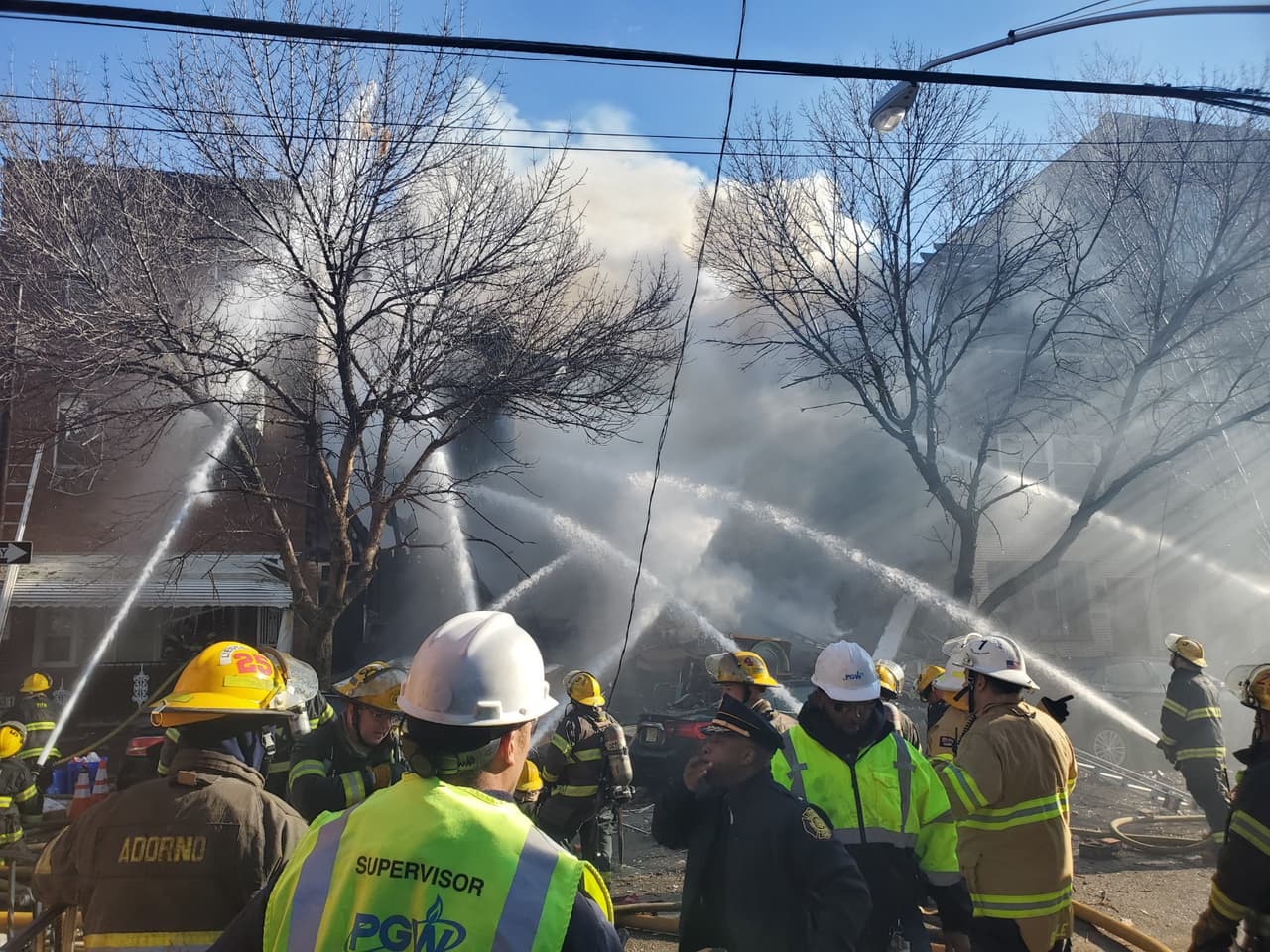 Thiel dijo que los bomberos trabajaron para rescatar a una mujer que quedó atrapada bajo los escombros. Su condición no se conoce.