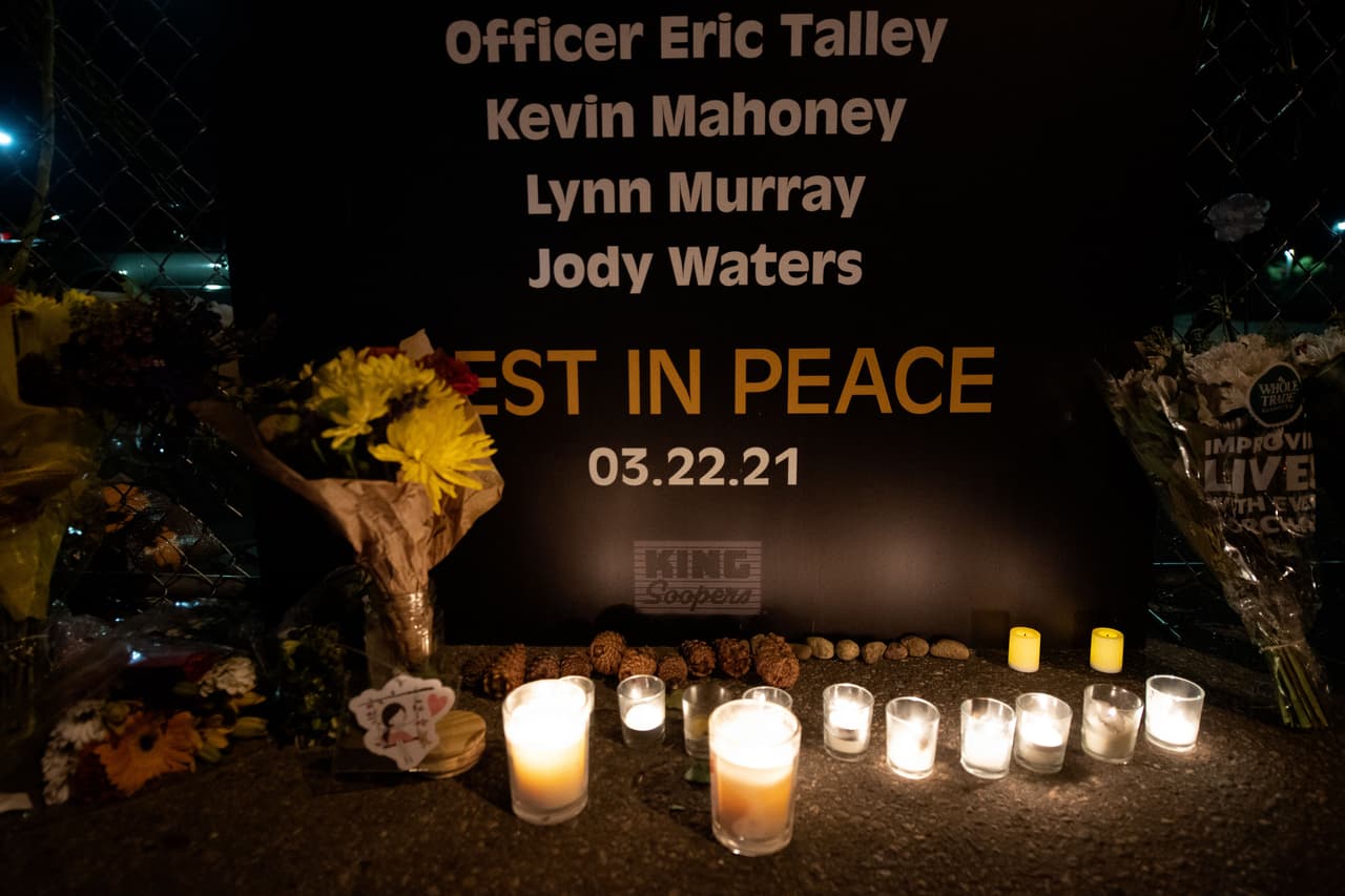 Velas delante de la lista con los 10 nombres de las víctimas de la balacera en Boulder. Colorado 
<a href="https://www.univision.com/noticias/tiroteos/tiroteos-masivos-colorado-columbine-boulder-historia-fotos-fotos">ya fue escenario de dos de las peores masacres de la historia de Estados Unidos</a>: en 1999, dos adolescentes mataron a 12 compañeros y un profesor en la escuela secundaria de 
<a href="https://www.univision.com/noticias/tiroteos/antes-y-despues-de-columbine-la-pesadilla-sin-fin-de-los-tiroteos-masivo-en-eeuu-fotos-fotos">Columbine</a>, y en 2012, un hombre fuertemente armado abatió a otras 12 personas en un cine de 
<a href="https://www.univision.com/local/chicago-wgbo/policia-mato-a-sospechoso-de-tiroteo-en-aurora-que-dejo-a-5-policias-heridos-y-5-personas-muertas">Aurora</a>.