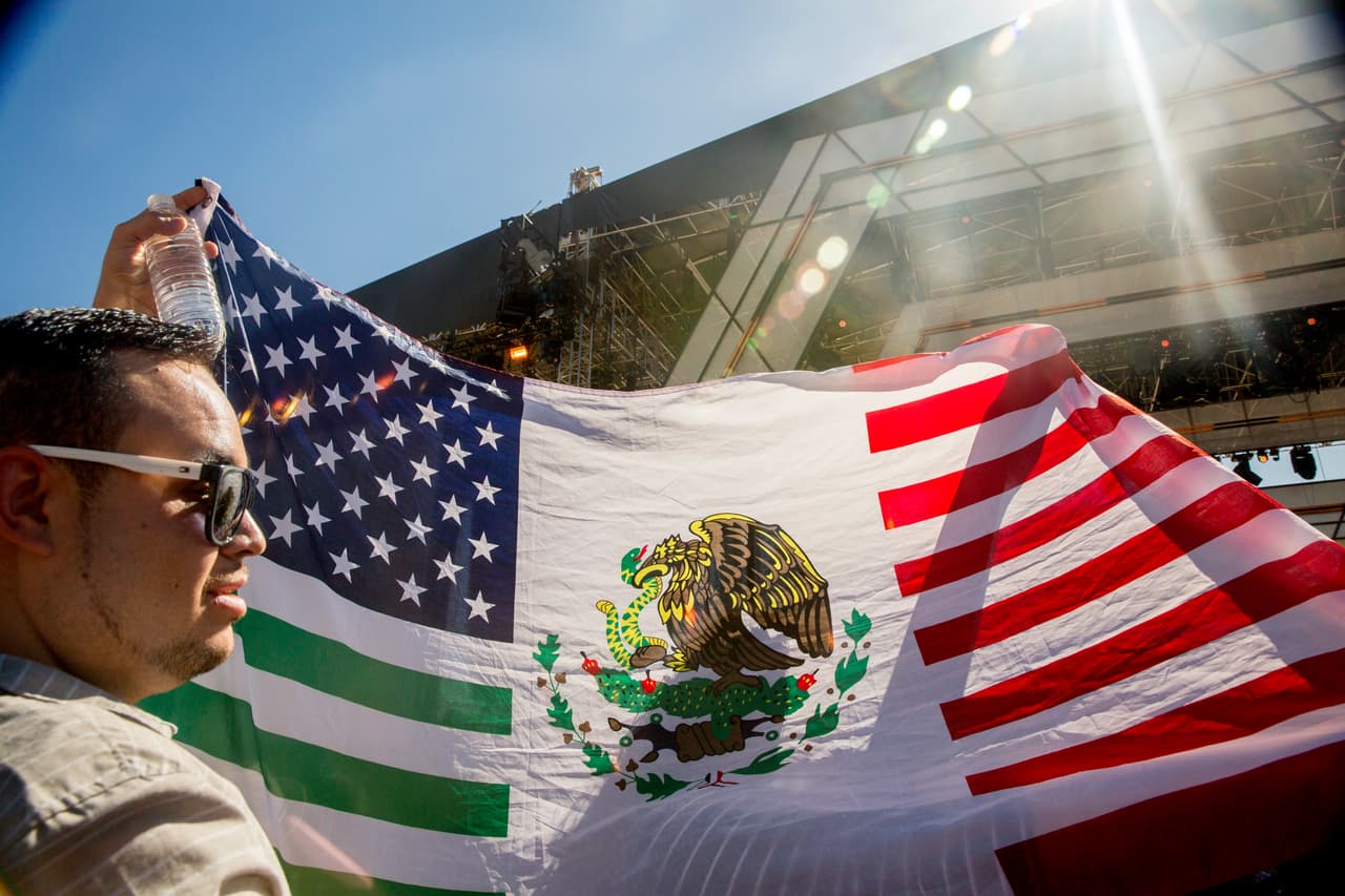 <b>La población hispana o latina creció 23%</b>
<br>
<br>La población hispana o latina (que incluye a personas de cualquier raza) alcanzó los 62.1 millones en 2020, lo que corresponde al 18.7% de la población total.
<br>
<br>
<a href="https://www.census.gov/library/visualizations/interactive/race-and-ethnicity-in-the-united-state-2010-and-2020-census.html"><u>El estado donde más creció la población de hispanos o latinos fue Dakota del Norte: 148.1% desde 2010</u></a>.
<br>
<br>Nuevo México es el estado con mayor porcentaje de hispanos o latinos (47.7%,). Le siguen California (39.4%), Texas (39.3%), Arizona (30.7%), Nevada (28.7%), Florida (26.5%), Colorado (21.9%), Nueva Jersey (21.6%) y Nueva York (19.5%).
<br>
<br>La población que no es de origen hispano o latino creció solo 4.3 % desde 2010. La fotografía fue tomada en San Diego, California, en 2017, en el concierto 
<a href="https://www.univision.com/univision-news/culture/univision-and-fusion-to-host-rise-up-as-one-concert-on-the-u-s-mexico-border"><u>‘Rise Up As One’ organizado por Univision</u></a>.