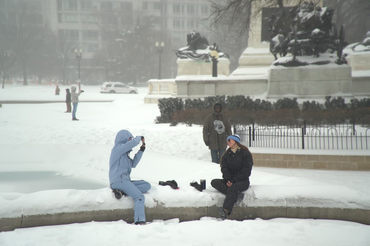 Tras los preparativos los habitantes esperaron la llegada de la nieve, en cuanto el paisaje se pintó de blanco, muchos de ellos no dudaron en salir a las calles y realizar una especie de fiesta para celebrar una de las nevadas más imponentes de los últimos años en la región.