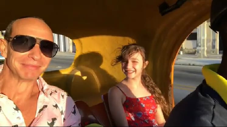 Un viaje en cocotaxi, uno de los medios de transporte más popular en Cuba.