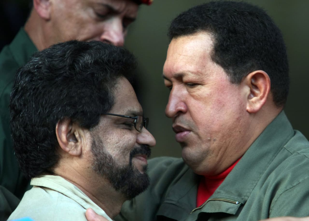Iván Márquez, uno de los más importantes líderes de las Farc se reúne en Caracas con el presidente venezolano Hugo Chávez, en noviembre de 2007. El gobierno chavista fungió de mediador (accidentado, por las múltiples disputas con el mandatario colombiano Álvaro Uribe) para la liberación de algunos secuestrados.