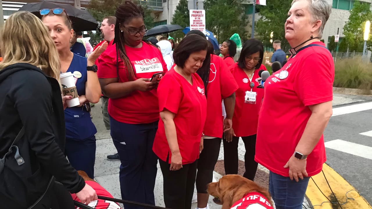 Enfermeras y enfermeros inician huelga para pedir mejores condiciones laborales en el Hospital de la Universida de Chicago.