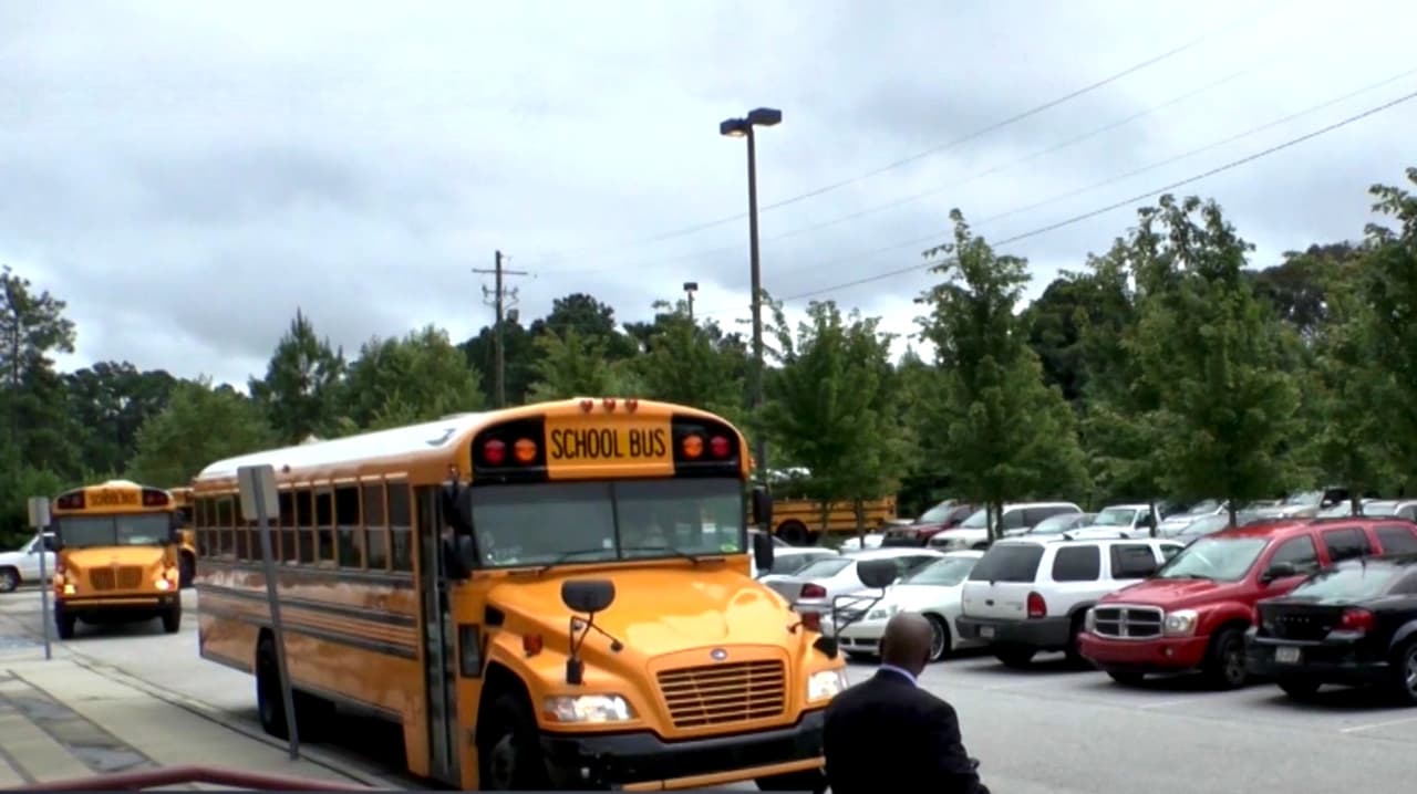 Estudiante intenta entrar a escuela intermedia con un arma en la mochila en el condado de Gwinnett