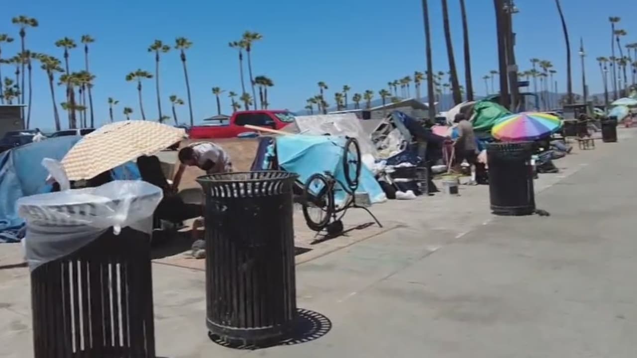 Miles de indigentes invaden al condado de Los Ángeles y destinos como Venice Beach