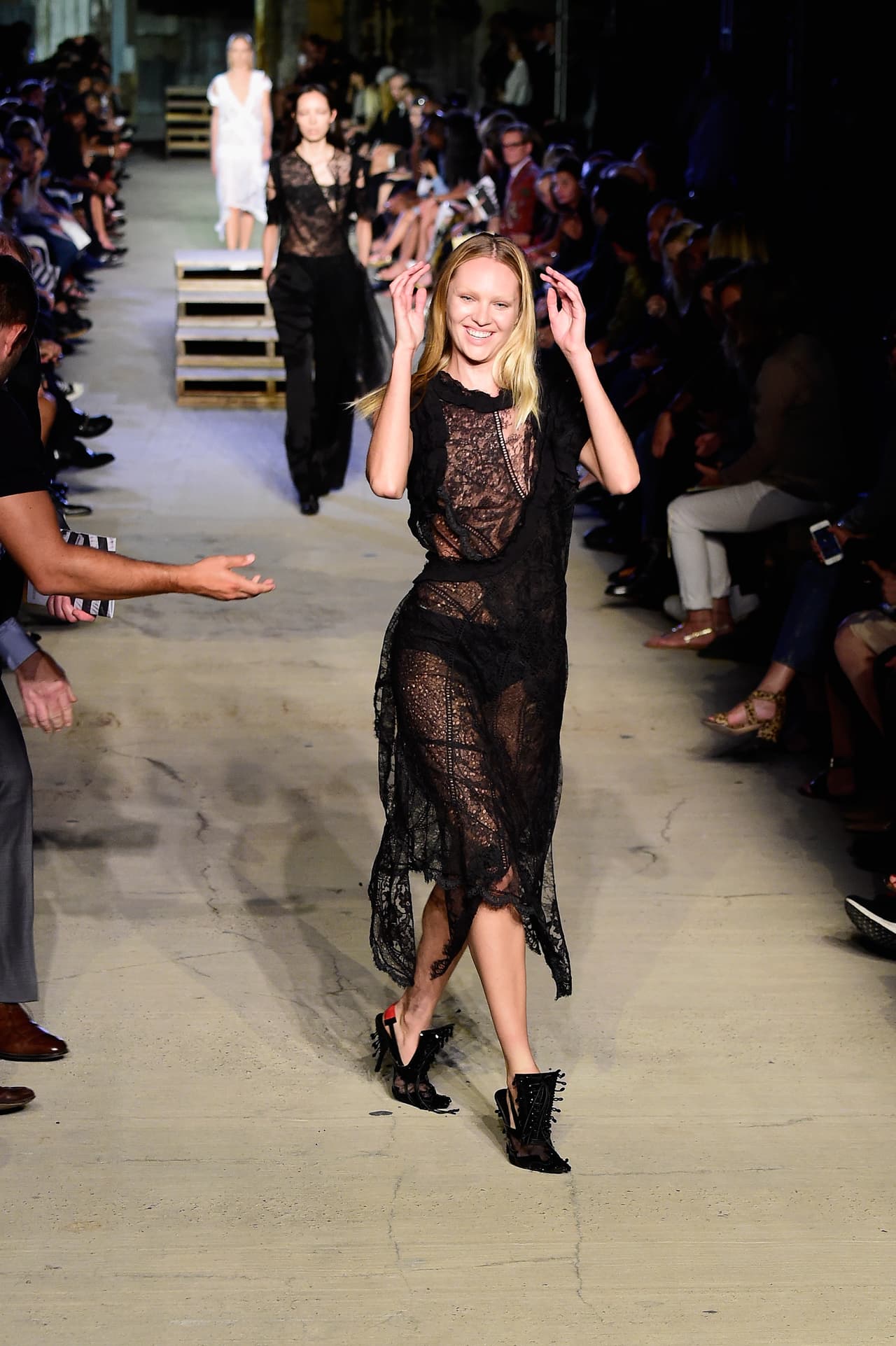 Candice Swanepoel desfilaba en la Semana de la Moda de Nueva York para Givenchy cuando...