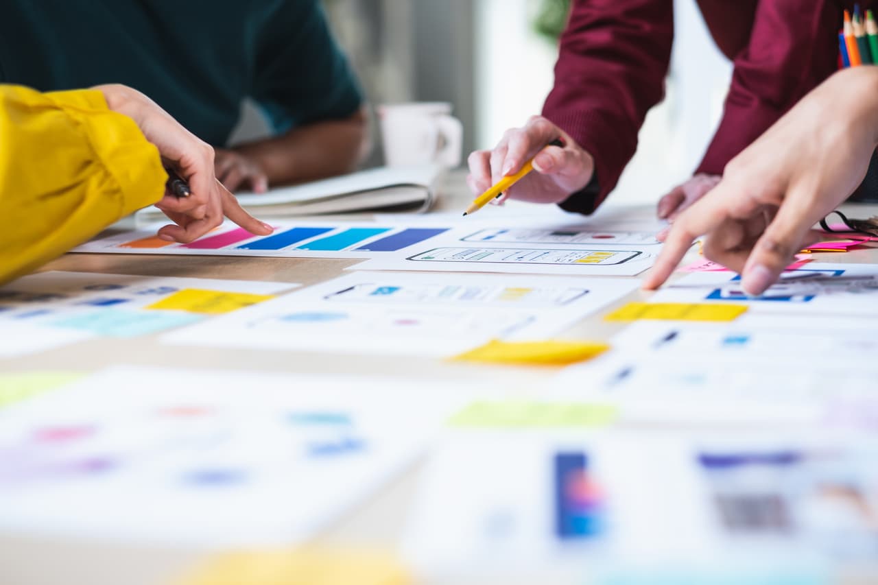 <b>Director creativo, video y diseño de productos multimedia de Apple</b>
<br>
<br>Salario anual estimado: entre 151,000 y 236,000 dólares.
<br>
<br>Apple generó 84,310 millones de dólares en ingresos en 2019, por lo que si desea diseñar proyectos de alto perfil tendrá fondos para respaldar sus ideas creativas. 
<br>
<br>Siempre que tenga de ocho a 15 años de experiencia en una agencia creativa o marca líder, es posible que pueda ser seleccionado, sin necesidad de un grado universitario.
<br>