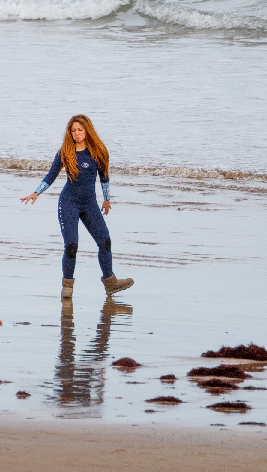 La cantante disfrutó del mar y de uno de sus pasatiempos: el surf. 
<br>