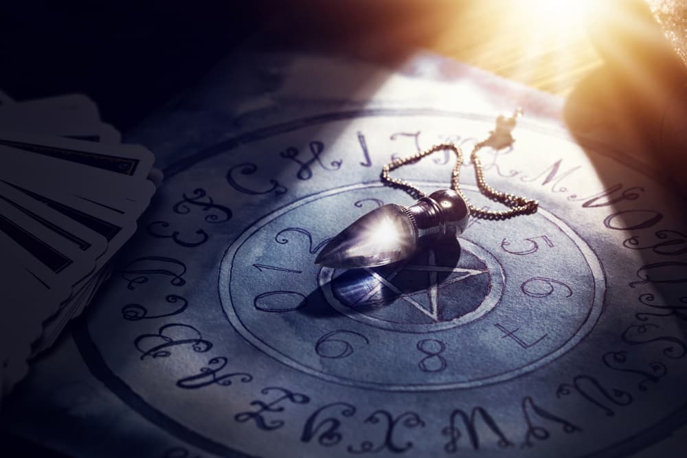 La mente tiene la capacidad de influir sobre la materia, mover objetos, crear nuevas realidades, inclusive trasmitir los pensamientos como es el caso de la telepatía. Cuando estés concentrado no muevas los dedos ni la mano, apoya los codos encima de la mesa para que te sea más cómodo y deja que la mente te guíe.