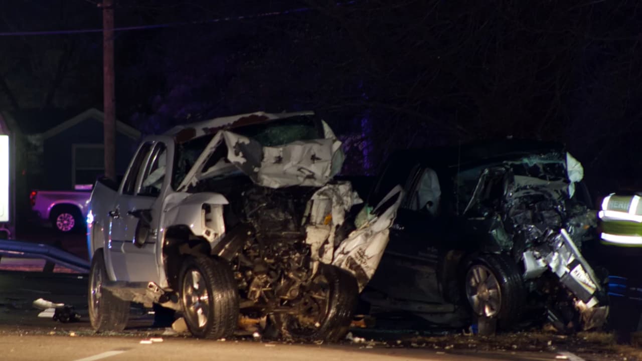 Los dos conductores fallecieron en la escena y la menor fue trasladada al hospital en condición grave.
