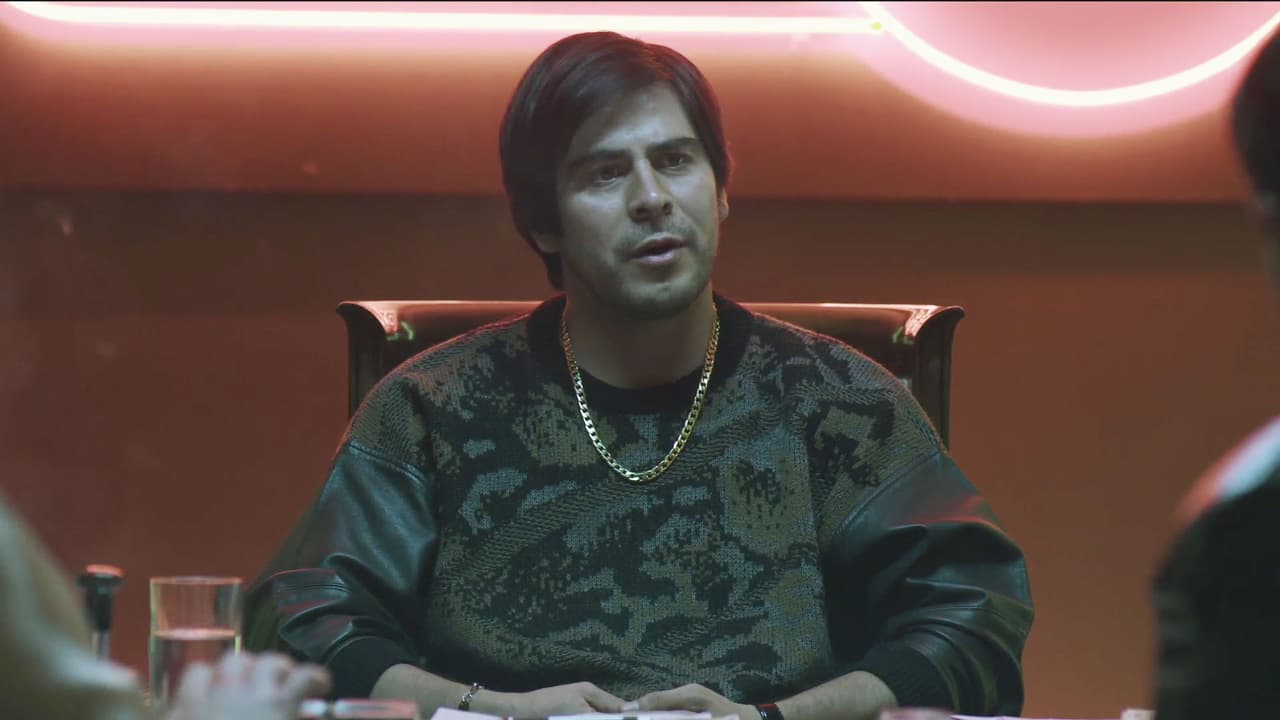 <b><a href="http://www.univision.com/series/el-chapo/hernan-romo-es-benjamin-avendano-en-el-chapo">'Benjamín Avendaño'</a></b> utilizaba suéteres de colores oscuros y cadenas de oro.