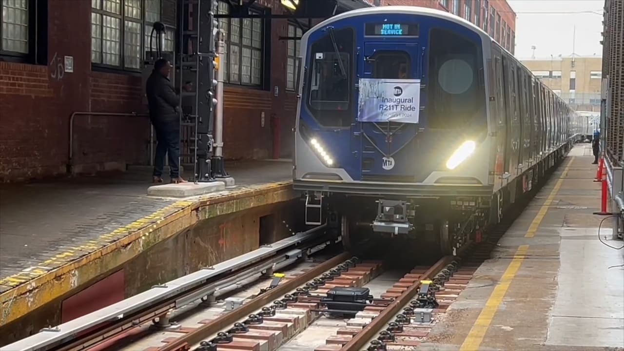 Esto permitirá a los pasajeros caminar entre los trenes.
<br>
